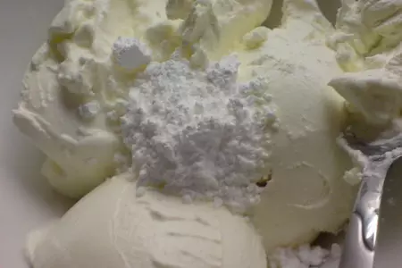 Крепы  на  миндальном  молоке с кремом из греческого йогурта и клубникой//день первый  "встреча"!: шаг 2