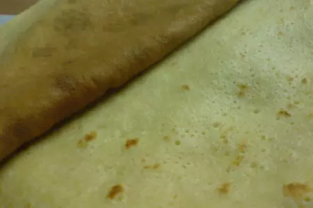 Крепы  на  миндальном  молоке с кремом из греческого йогурта и клубникой//день первый  "встреча"!: шаг 4