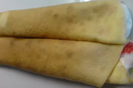 Крепы  на  миндальном  молоке с кремом из греческого йогурта и клубникой//день первый  "встреча"!: шаг 6