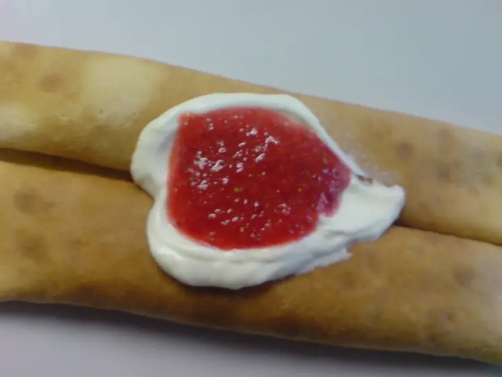 Крепы  на  миндальном  молоке с кремом из греческого йогурта и клубникой//день первый  "встреча"!: шаг 7