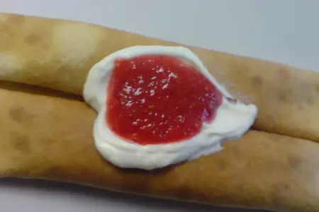 Крепы  на  миндальном  молоке с кремом из греческого йогурта и клубникой//день первый  "встреча"!: шаг 7