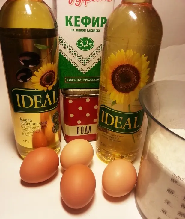 Блины "скороспелки" и селедочная начинка для них: шаг 1