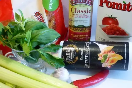 Томатный суп с пастой fusilli,базиликом,пармезаном и трюфельным маслом: шаг 1