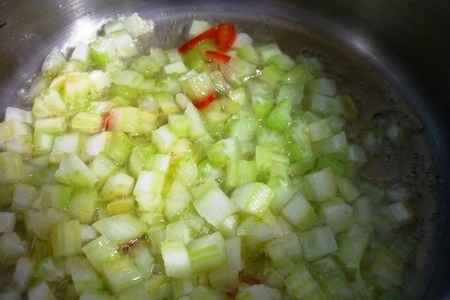  томатный суп с пастой fusilli,базиликом,пармезаном и трюфельным маслом: шаг 3
