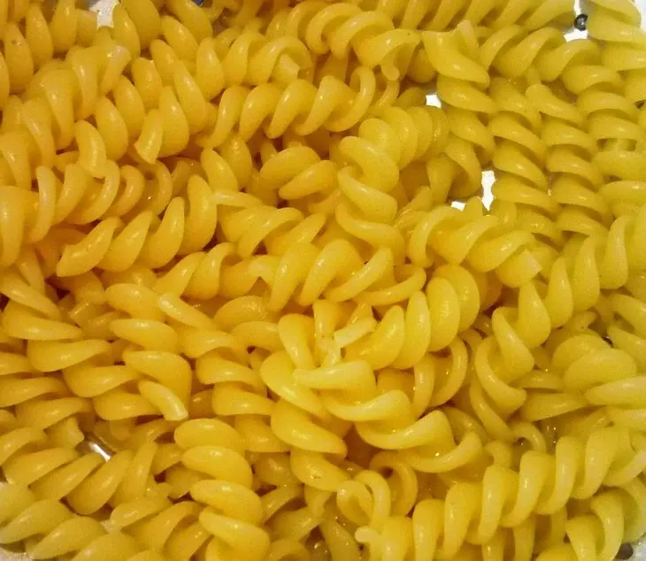 Томатный суп с пастой fusilli,базиликом,пармезаном и трюфельным маслом: шаг 6