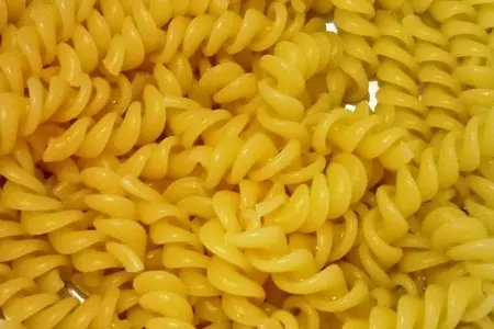 Томатный суп с пастой fusilli,базиликом,пармезаном и трюфельным маслом: шаг 6