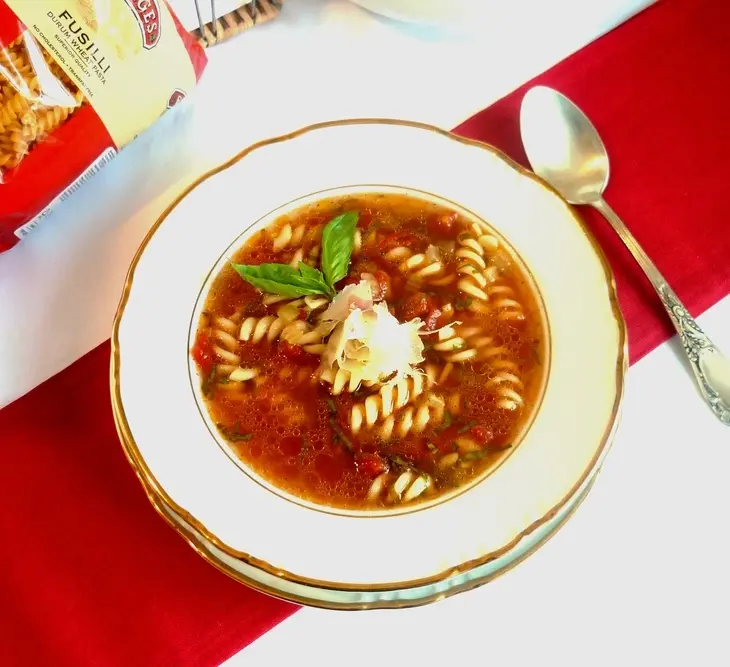 Томатный суп с пастой fusilli,базиликом,пармезаном и трюфельным маслом: шаг 7