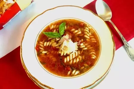 Томатный суп с пастой fusilli,базиликом,пармезаном и трюфельным маслом: шаг 7
