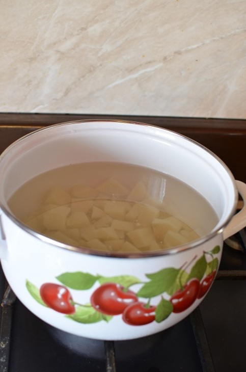 Суп  с fusilli , фрикадельками из индейки, креветками и зеленым горошком: шаг 1