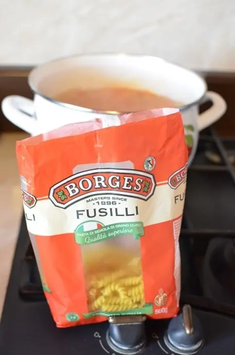 Суп  с fusilli , фрикадельками из индейки, креветками и зеленым горошком: шаг 6