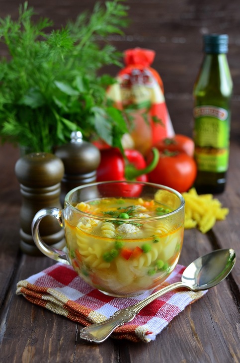 Суп  с fusilli , фрикадельками из индейки, креветками и зеленым горошком: шаг 7