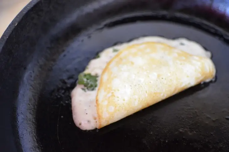 Блинные «пирожки» на творожном тесте с сыром и кинзой.: шаг 7