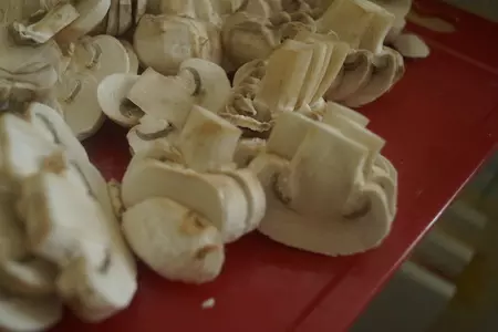 Рис под сливочной шапкой из курицы и шампиньонов: шаг 3