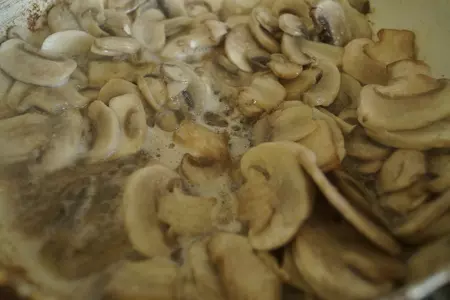 Рис под сливочной шапкой из курицы и шампиньонов: шаг 5