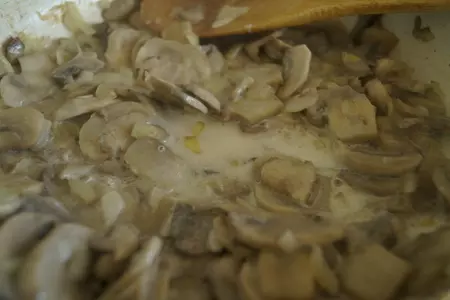 Рис под сливочной шапкой из курицы и шампиньонов: шаг 6