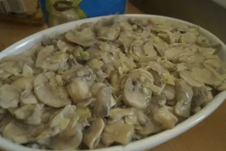 Рис под сливочной шапкой из курицы и шампиньонов: шаг 9