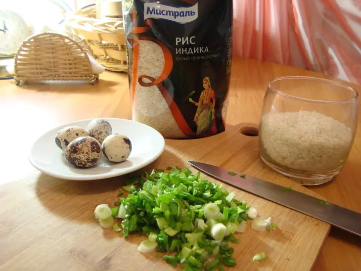 Блинный пирог с рисом, яйцом и зелёным луком.: шаг 2