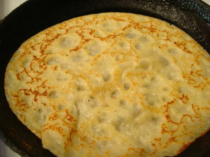 Блинный пирог с рисом, яйцом и зелёным луком.: шаг 3