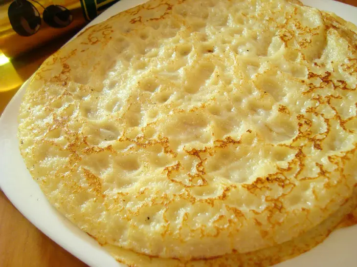 Блинный пирог с рисом, яйцом и зелёным луком.: шаг 4