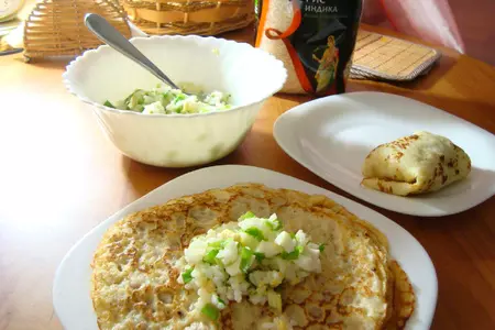 Блинный пирог с рисом, яйцом и зелёным луком.: шаг 5