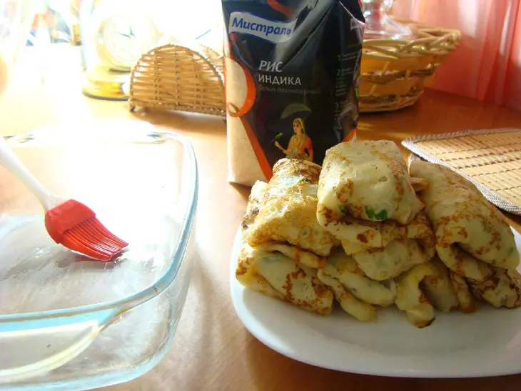 Блинный пирог с рисом, яйцом и зелёным луком.: шаг 6