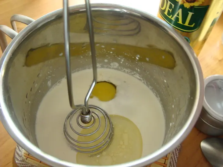 Блины закусочные на майонезе с картошкой и жареным луком.: шаг 2