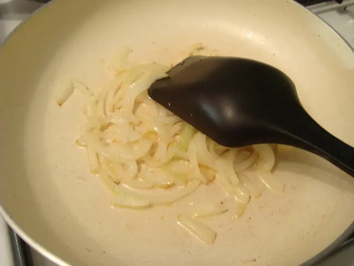 Блины закусочные на майонезе с картошкой и жареным луком.: шаг 4