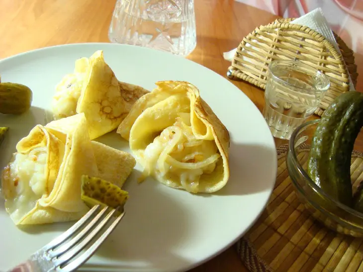 Блины закусочные на майонезе с картошкой и жареным луком.: шаг 6