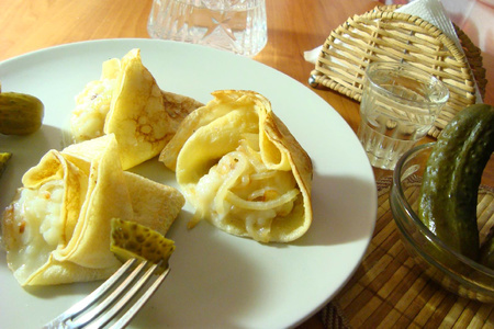 Блины закусочные на майонезе с картошкой и жареным луком.: шаг 6