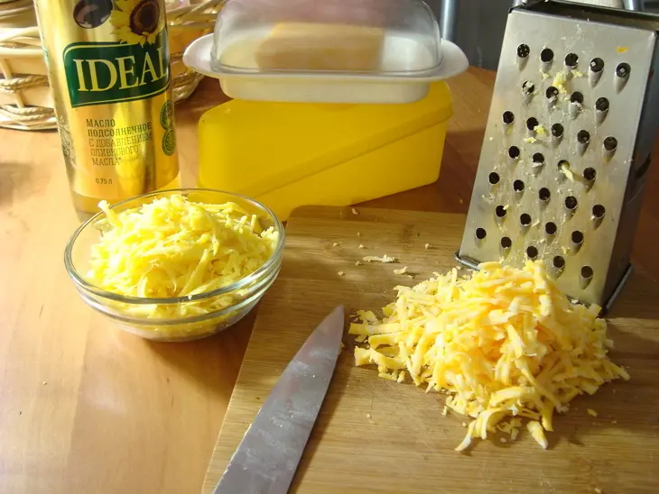 Блинный пирог с сыром и зеленью.: шаг 6