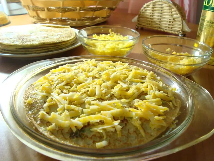 Блинный пирог с сыром и зеленью.: шаг 11