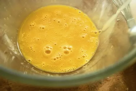 Блинчики на желтках с шоколадной начинкой в шоколадных кольцах: шаг 1
