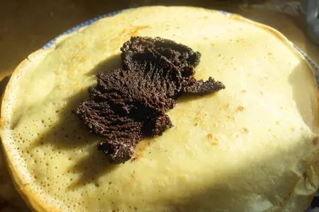 Блинчики на желтках с шоколадной начинкой в шоколадных кольцах: шаг 9