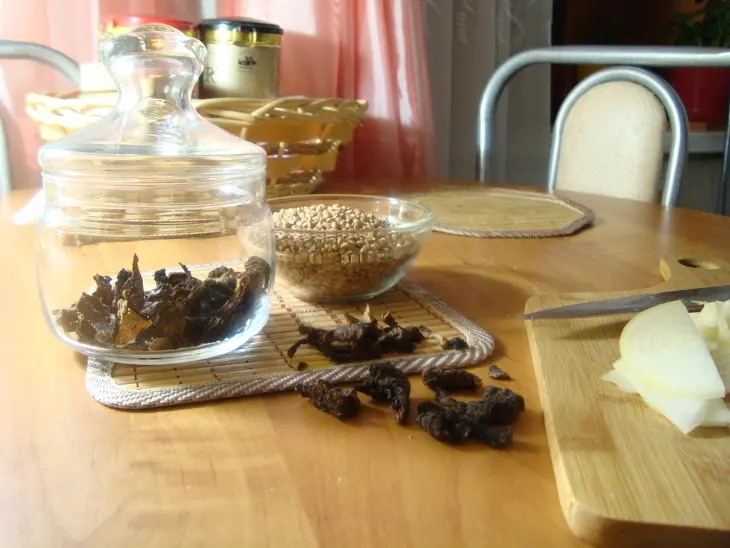 Блины фаршированные лесными грибами с гречкой и жареным луком: шаг 1