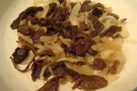 Блины фаршированные лесными грибами с гречкой и жареным луком: шаг 2