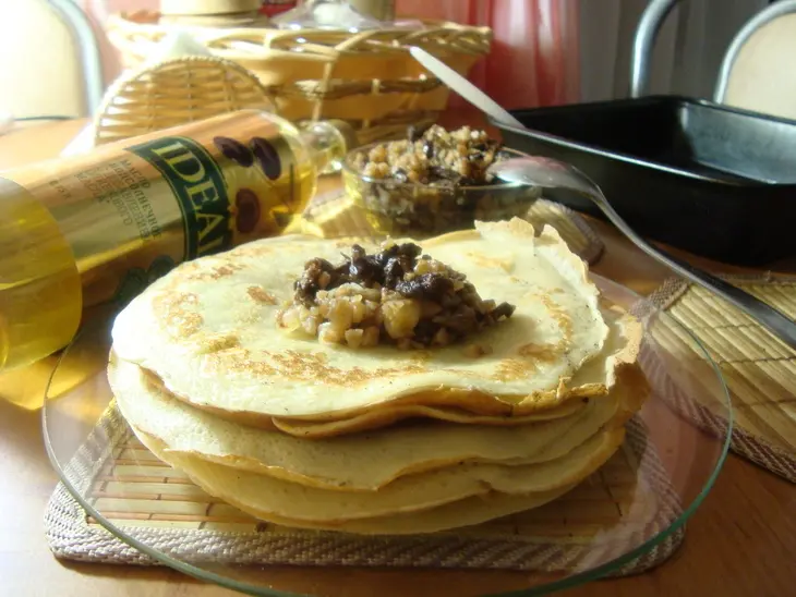 Блины фаршированные лесными грибами с гречкой и жареным луком: шаг 8