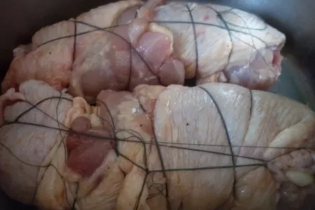 Куриные  рулетики (вкусно и не хлопотно): шаг 4