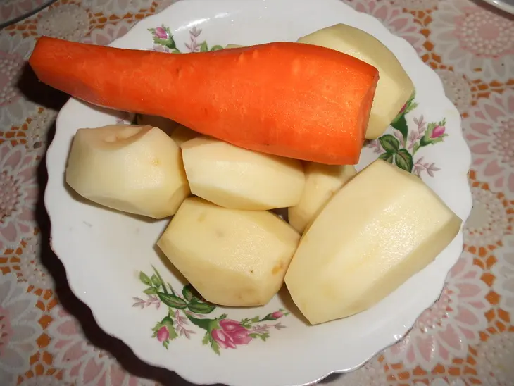 Чечевица с картофелем в горшочке: шаг 1