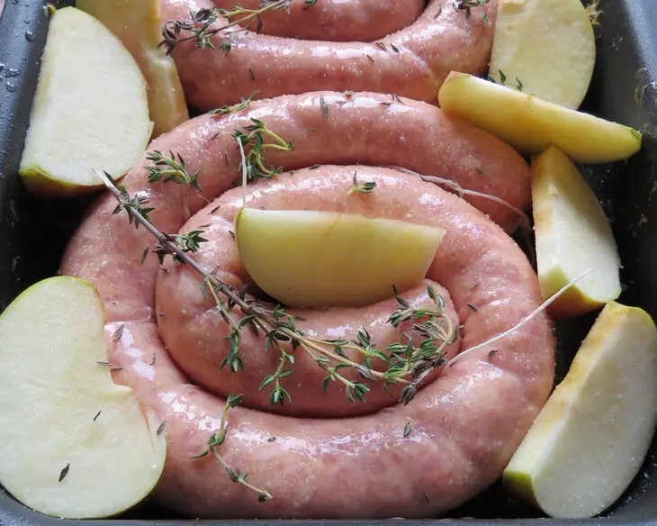 Свиные колбаски, запеченные с яблоком и тимьяном: шаг 4