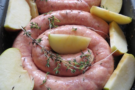 Свиные колбаски, запеченные с яблоком и тимьяном: шаг 4