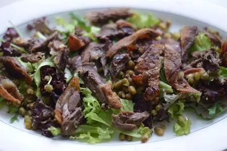 Салат с хрустящей уткой, фасолью маш и овощами: шаг 5