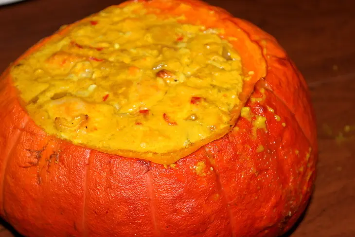 Острый карри с курицей, кешью и манго в тыкве.: шаг 6