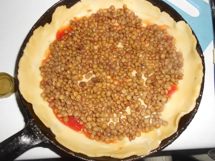 Пицца с зеленой чечевицей, оливками и помидорами черри: шаг 4