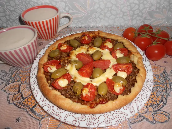Пицца с зеленой чечевицей, оливками и помидорами черри: шаг 7