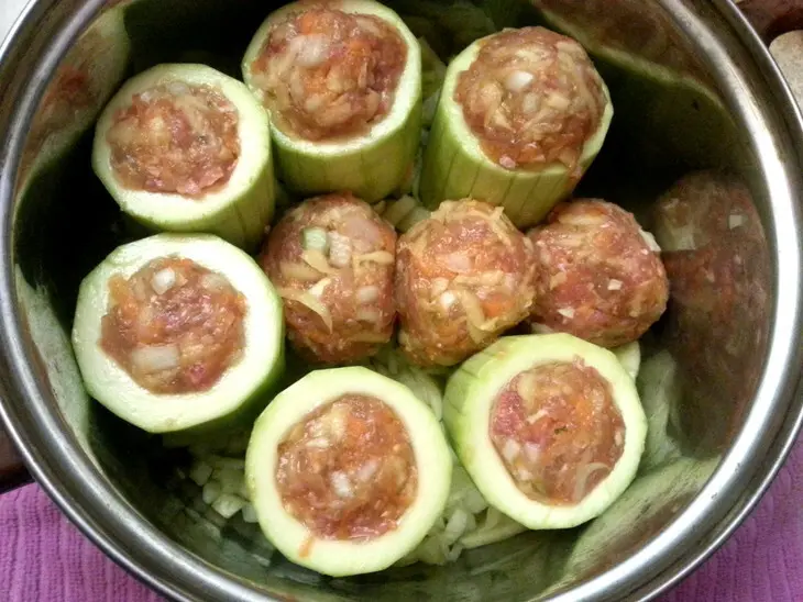Кабачки фаршированные мясом и овощами "сообразим на троих": шаг 3