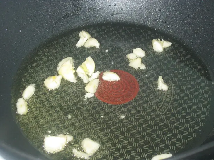Паста с томатным соусом и оливками: шаг 2