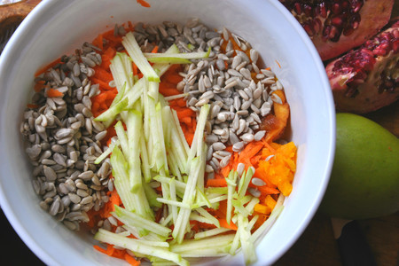 Витаминный салат с тыквой и морковкой.: шаг 3