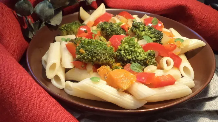 Паста пенне с брокколи и яркими овощами для постного стола: шаг 7