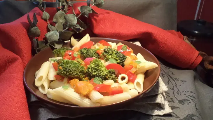 Паста пенне с брокколи и яркими овощами для постного стола: шаг 8