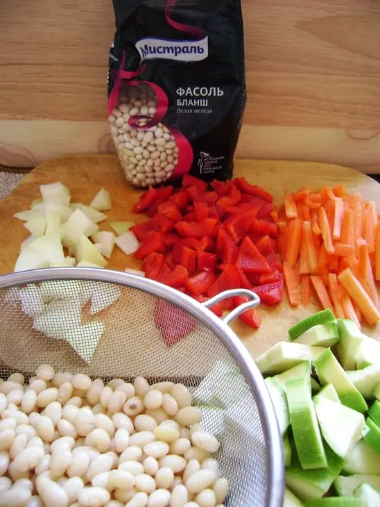 Острый салат из белой фасоли с овощами: шаг 1
